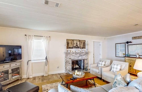 Telogia House | French-inspired lakeside home with gourmet kitchen