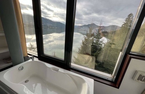 Colibita Villa | French villa on the shore of Lake Colibita