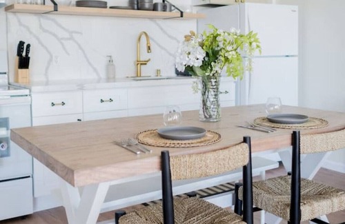 Waikiki Apartment | Fresh 1 Bedroom with Parking at Waikiki Banyan !