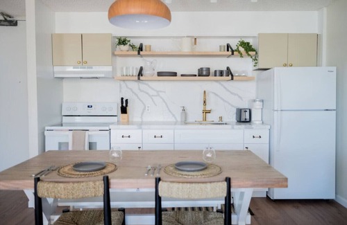 Waikiki Apartment | Fresh 1 Bedroom with Parking at Waikiki Banyan !