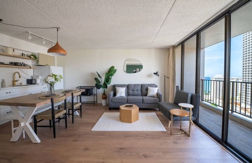 Waikiki Apartment | Fresh 1 Bedroom with Parking at Waikiki Banyan !