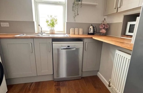 Gravesend Apartment | Fresh comfy space, feel at home.