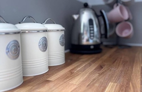 Gravesend Apartment | Fresh comfy space, feel at home.