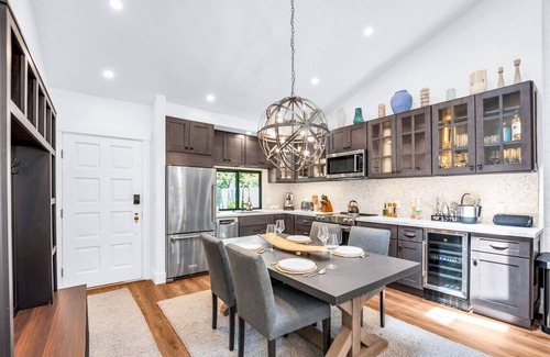 Napa House | Fresh & Modern 2BR, Pool, Golf Views