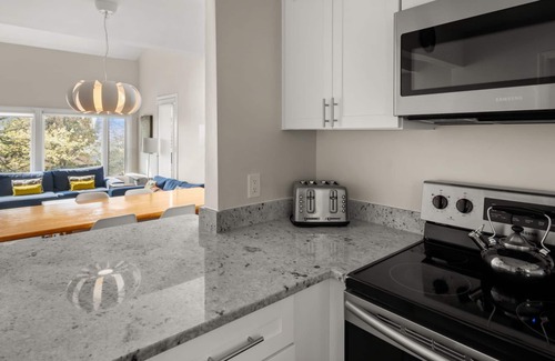 Warren Condo | Fresh Powder: Modern Style Near Sugarbush!