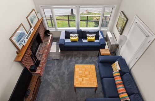 Warren Condo | Fresh Powder: Modern Style Near Sugarbush!
