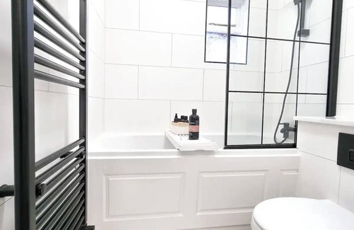 Anerley Apartment | Fresh & Sparkling Clean, free parking.