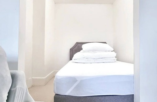 Anerley Apartment | Fresh & Sparkling Clean, free parking.