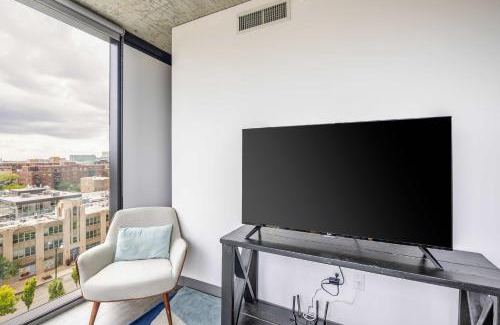 West Loop Apartment | Freshly Minted 2BR - Elegance & Comfort in Central Chicago