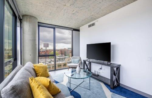 West Loop Apartment | Freshly Minted 2BR - Elegance & Comfort in Central Chicago