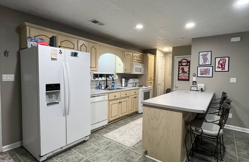 Oxford Condo | Freshly remodeled 2-bedroom condo with AC, WiFi in charming Oxford. 1.5 mi to UM