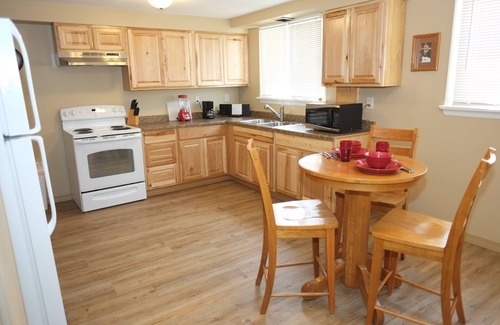 Cascade Apartment | Freshly Remodeled 2 Bedroom, Full Kitchen, living Room Suite, in Cascade unit #4