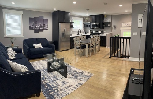 Des Plaines House | Freshly Remodeled Cozy Home