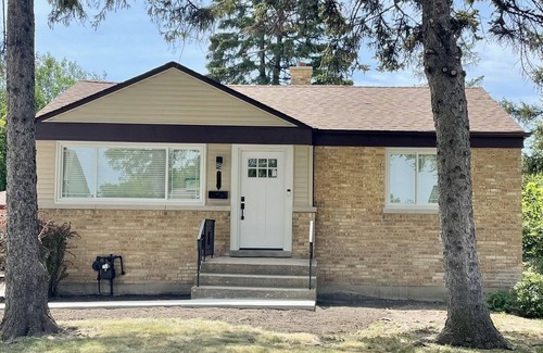 Des Plaines House | Freshly Remodeled Cozy Home