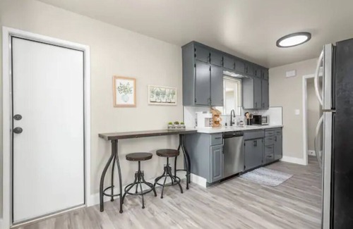 Raisin House | Fresno House | Pool | Fire Pit | Garage | 3/2:Wow!