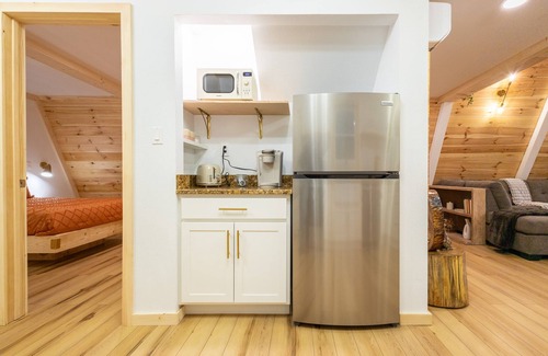 Cosby Cabin | Freya's Cabin peaceful Aframe with hot tub & sauna 15 min to the national park!