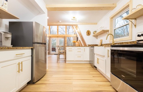 Cosby Cabin | Freya's Cabin peaceful Aframe with hot tub & sauna 15 min to the national park!