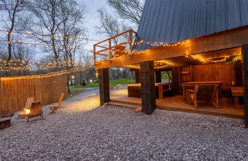 Cosby Cabin | Freya's Cabin peaceful Aframe with hot tub & sauna 15 min to the national park!