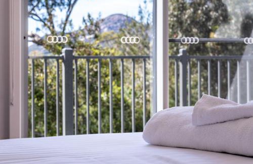 Coles Bay House | Freycinet Haven- 4-bedroom house at the edge of the National Park & great views of the Hazards!