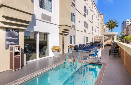 Anaheim Resort House | Friends and Family Disney Getaway! Two Studio Suites w/Full Kitchens! Pool!