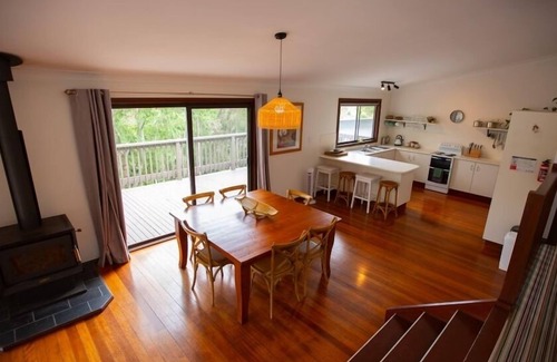 Smiths Lake House | From the Treetops to the Lakeside in seconds!