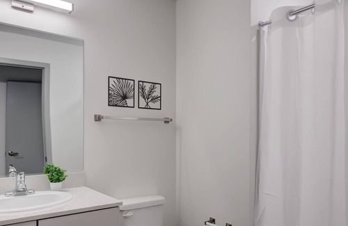 Downtown Lincoln Apartment | Frontdesk | 2 BR Apt by Lincoln Children's Museum