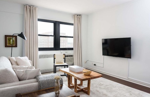 Central West End Apartment | FRONTDESK Furnished 1 BR Apt in Central West End