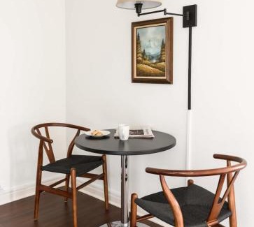 Central West End Apartment | FRONTDESK Furnished 1 BR Apt in Central West End