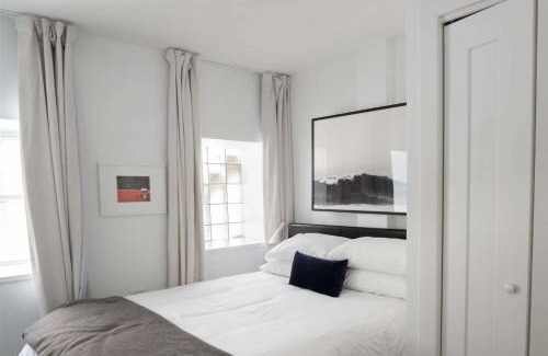 Pilsen Apartment | FRONTDESK Updated 2 BR Apt Near South Side