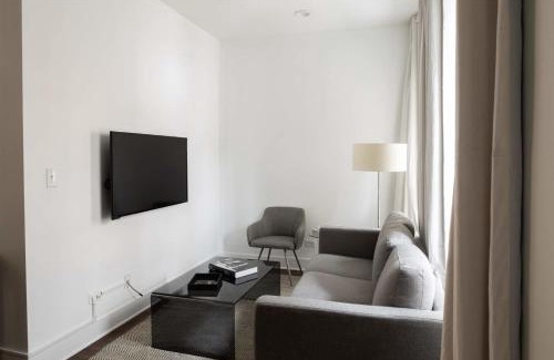 Pilsen Apartment | FRONTDESK Updated 2 BR Apt Near South Side