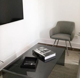 Pilsen Apartment | FRONTDESK Updated 2 BR Apt Near South Side