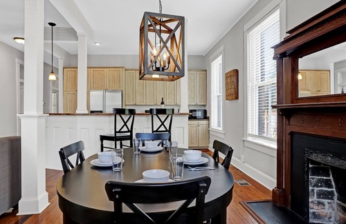 Historic Downtown Savannah House | Full Building Rental | Ideal for Groups up to 24 I Walkable to Forsyth & River