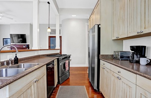 Historic Downtown Savannah House | Full Building Rental | Ideal for Groups up to 24 I Walkable to Forsyth & River