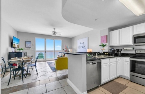 Panama City Beach Condo | Full Equipped Oceanfront Oasis w/Beach Chairs + Umbrellan