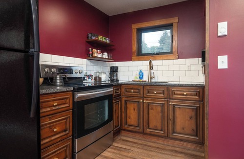 Prescott Condo | Full Kitchen | Private Deck | Lounge Downtown