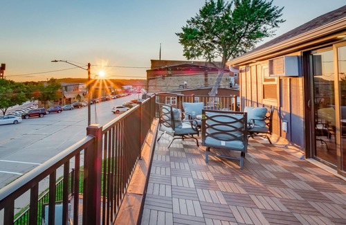 Prescott Condo | Full Kitchen | Private Deck | Lounge Downtown