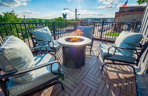 Prescott Condo | Full Kitchen | Private Deck | Lounge Downtown