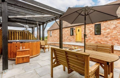 Moreton Valence Cottage | Fully Accessible-Disabled Adapted-Hot Tub-Pets