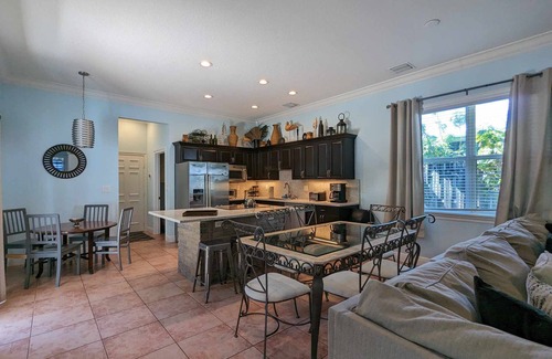 Lantana House | Fully Equipped 3/3 w/hot tub 1 Mile To Beach