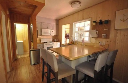 Patton House | Fully fenced Cabin with Hot Tub & Playground Walk to Lake and Town