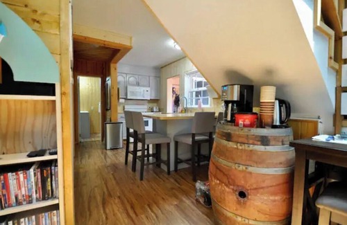 Patton House | Fully fenced Cabin with Hot Tub & Playground Walk to Lake and Town