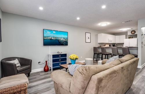 Orange Park House | Fully Fenced |King Suite |Small Dogs Ok |Near NAS Jax|20 min to JIA |Month Stays Accepted| BBQ