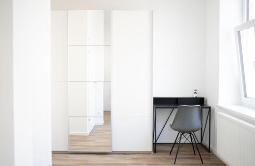 Oberdobling Apartment | Fully Furnished Apt near Austrian Center Vienna With High Amenities & Parking