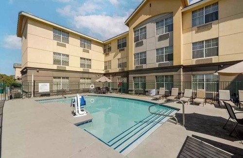 Paradise Apartment | Fully Furnished Hotel Suites in Las Vegas with Fitness Room and Outdoor Pool