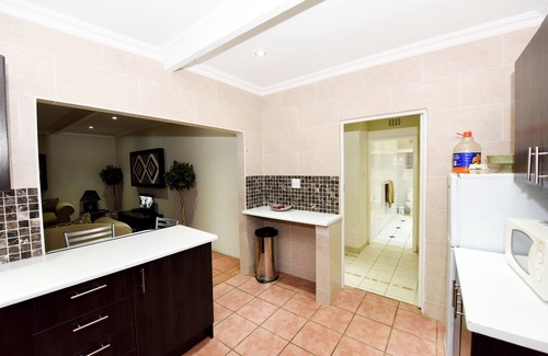 Greater Johannesburg Metropolitan Area House | Fully Furnished & Serviced 2 Bedroom Cottage with Private Garden