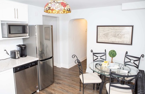 Burlington House | Fully Private 3 bdrm Suite The Winchester