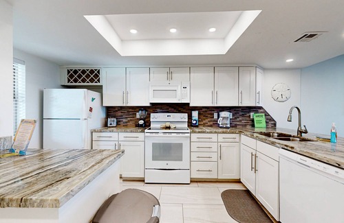 South Padre Island Condo | Fully Renovated Getaway with Beachfront Patio - Steps to Pool & Hot Tub