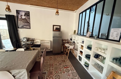 Vic-la-Gardiole House | Fully Renovated XIXᵗʰ Wine Cellar with Private Entrance – Perfect for Families!