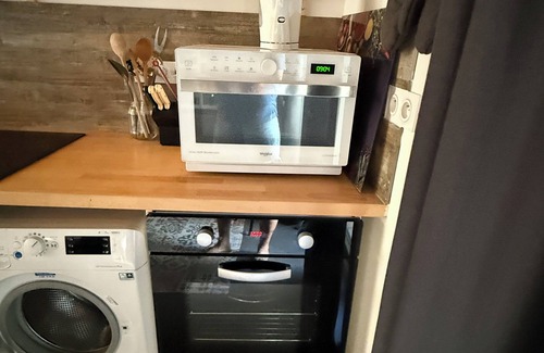 Vic-la-Gardiole House | Fully Renovated XIXᵗʰ Wine Cellar with Private Entrance – Perfect for Families!