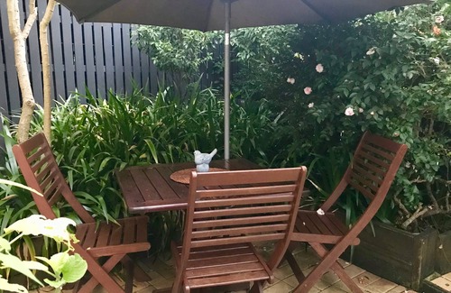 Kenmore Apartment | Fully self-contained 2 bed apartment. Walk to restaurants and cafes.